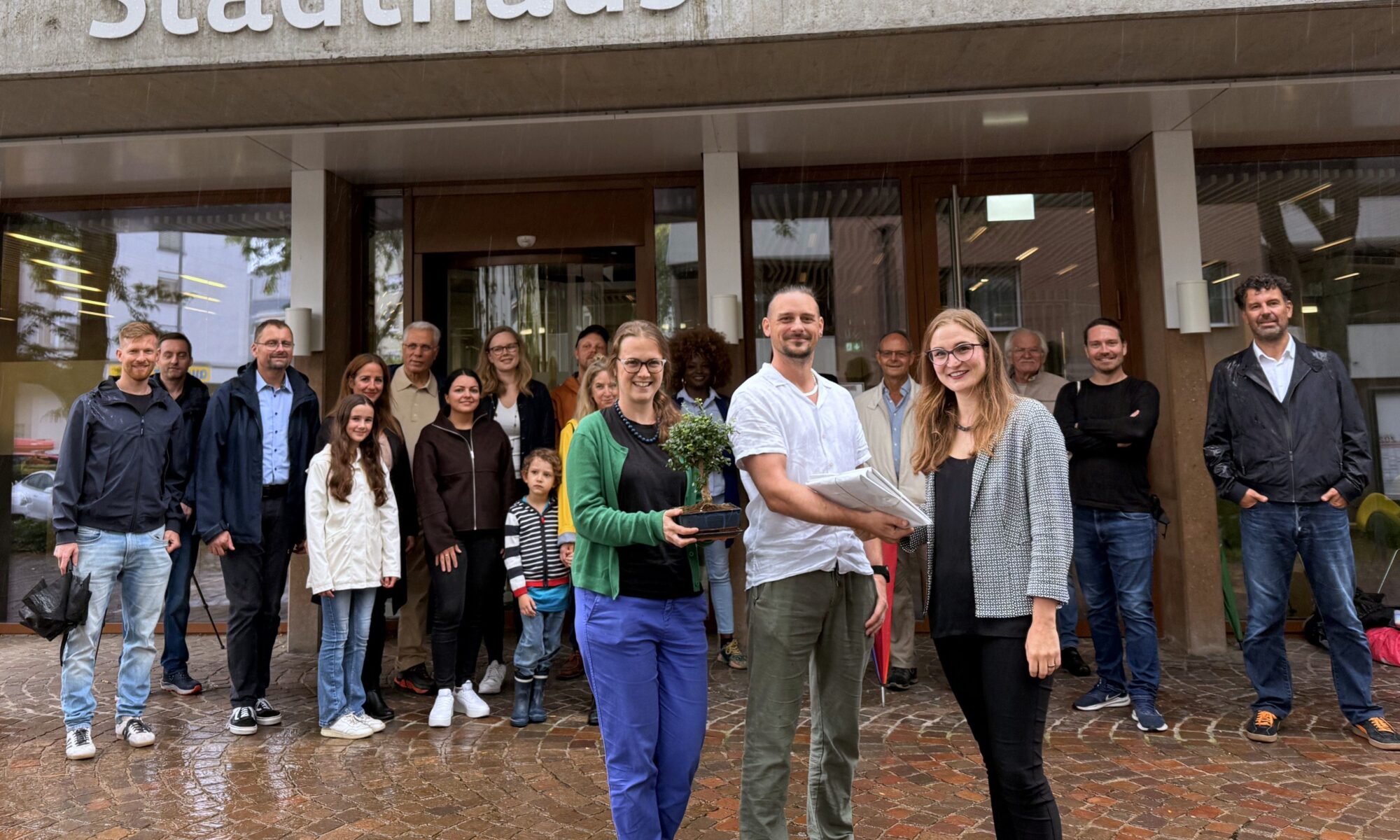 Dominik Ritzmann und Annina Aeberli übergeben der Stadt die gesammelten Unterschriften und einen Bonsai als Symbol für die Initiative