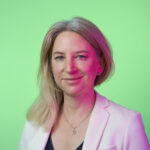 Livia Knüsel vor grünem Hintergrund mit Magentabeleuchtung